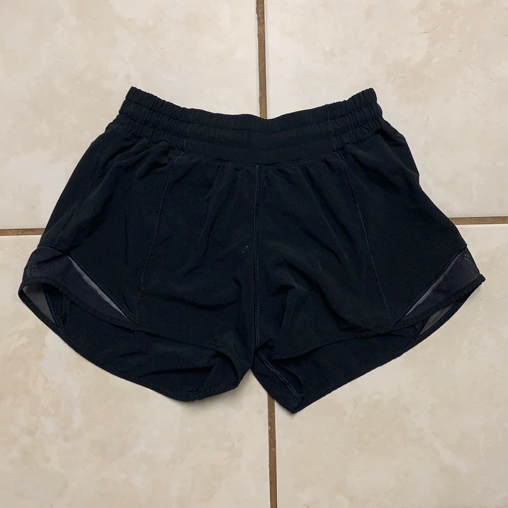 lululemon hotty hot shorts 2.5”